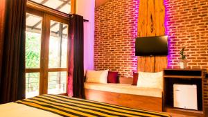 GiriullaRoshara Nalla的一间卧室设有一张床和砖墙