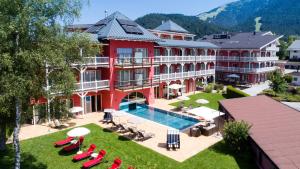 蒂罗尔-泽费尔德Das Hotel Eden - Das Aktiv- & Wohlfühlhotel in Tirol auf 1200m Höhe的享有酒店空中美景,设有游泳池