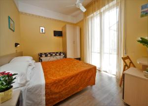 里米尼节庆酒店的酒店客房设有一张床和一个大窗户