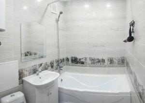 秋明Апартаменты на Луначарского的带浴缸、卫生间和盥洗盆的浴室