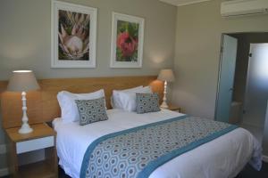 SimondiumPearl Valley Suite 504的卧室配有带枕头的大型白色床