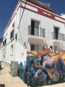 拉戈斯Cloud 9 Hostel的一座有男吉他手壁画的建筑