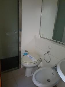 蓬塔阿拉Residence I Boboli BC的浴室配有卫生间、盥洗盆和淋浴。