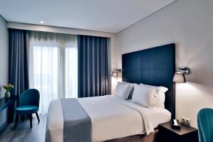 雅典菱形酒店的酒店客房设有一张大床和一张书桌。