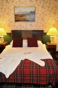 德拉姆纳德罗希特尼斯湖住宿酒店的一间卧室配有带白色床单和红色枕头的床。