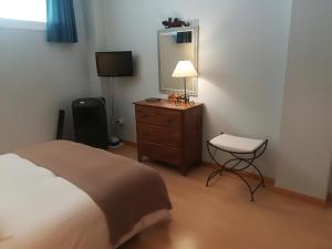 巴哈马尔Bajamar的一间卧室配有一张床、一盏灯和一把椅子