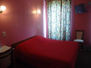 巴黎贝洁酒店的红色的卧室设有红色的床和窗户