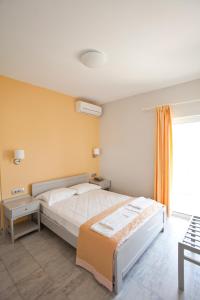 斯塔罗斯菲德拉酒店的卧室设有一张白色大床和一扇窗户。