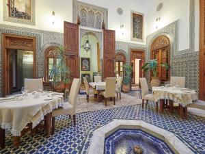 非斯达尔罗马那旅馆的一间在房间内配有桌椅的餐厅