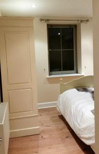 科克Apartment 2 Oakleigh House的一间卧室设有一张床和一个窗口