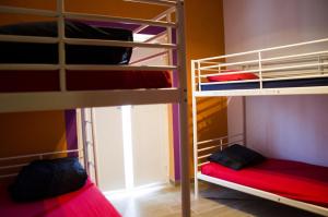 拉戈斯Cloud 9 Hostel的带窗户的客房内的两张双层床