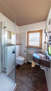 拉策堡维特勒斯酒店的浴室配有卫生间、盥洗盆和淋浴。