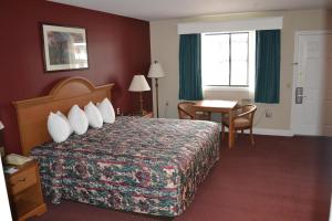 锡布鲁克西布鲁克旅馆的酒店客房配有一张床铺和一张桌子。