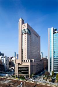东京东京第一酒店 的一座大建筑,上面有时钟