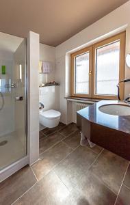 拉策堡维特勒斯酒店的带浴缸、卫生间和盥洗盆的浴室