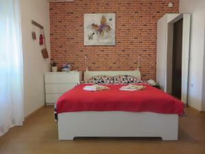 ZačretjeApartment Lucia的一间卧室配有一张砖墙床