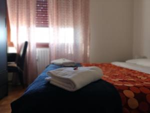 比萨B&B Colombo的房间里的床上有两条毛巾