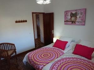 比拉夫洛尔El Jardín de las Retamas的一间卧室配有一张带红色枕头的大床