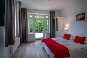什恰夫尼察Willa Tęcza的酒店客房设有两张床和窗户。