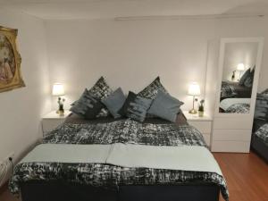 纽伦堡Apartment Cosmelux Nürnberg的一间卧室配有一张带蓝色枕头的大床