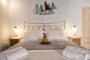 加夫里翁Gavrion's Nest - Premium Cycladic Studio的一间卧室,配有一张床,上面有帽子