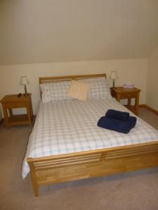 波特里Goldenhill的一间卧室配有一张床、两个床头柜和两张桌子