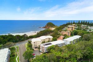 麦夸里港弗林斯海滩度假酒店的享有海滩的空中景色,设有建筑和海洋