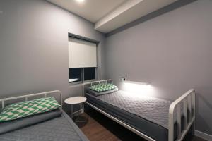 釜山海云台蓝舟旅舍的一间卧室设有两张双层床和一扇窗户。