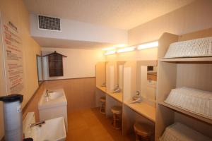 高野山温泉福智院日式旅馆客房内的一张或多张双层床