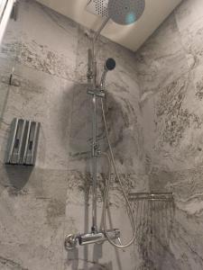 台北耘荷居 Yún Inn的浴室内配有淋浴和头顶淋浴