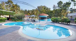 峇都丁宜海湾度假酒店的度假村的游泳池,带凉亭