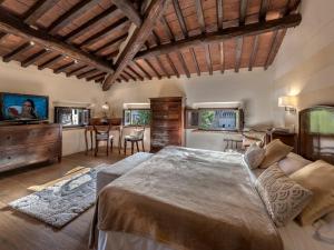 彼得拉桑塔帕拉吉酒店的一间卧室配有一张大床和一张桌子