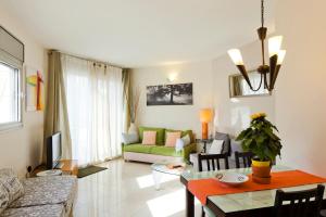 荷兹利亚Israel Marina Village, Garden Vacation Apartment的客厅配有绿色沙发和桌子