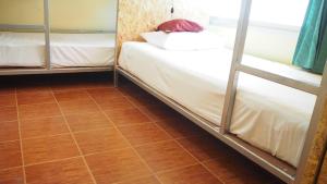 皮皮岛Chaokoh Phi Phi Hostel的客房设有两张双层床,铺有木地板。