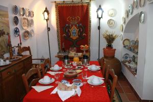 阿拉奥洛斯卡萨迪奥戈旅馆的一间带红色桌布的餐桌的用餐室