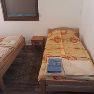 耶蒂斯特Apartmani Sastavci的小房间设有两张床和一张桌子