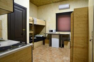 敖德萨Logovo Hostel的厨房配有水槽、书桌和双层床。