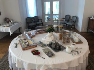 莱比锡莱比锡加斯特豪斯酒店的上面有食物的白色桌子