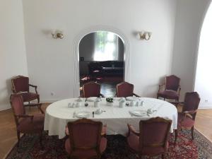 莱比锡莱比锡加斯特豪斯酒店的一间配备有白色桌椅的用餐室