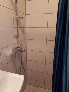 考纳斯家庭旅馆的带淋浴和盥洗盆的浴室