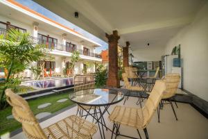 坎古里拉洛卡民宿的一个带桌椅的阳台和一个游泳池