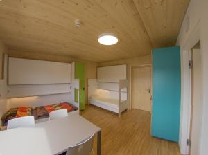 萨尔茨堡萨尔茨堡瓦尔斯旅舍的一间设有两张床和一张桌子及椅子的房间