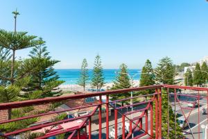 悉尼库吉海滩灵猴旅舍的阳台享有街道和大海的景致。