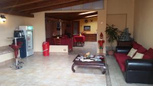 冯塔尼比安奇芭芭拉住宿加早餐旅馆的客厅配有红色的沙发和桌子