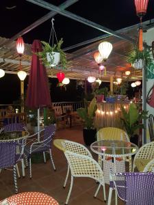 峰牙图翁凯酒店的一间带桌椅和灯光的餐厅