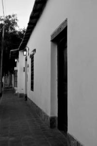 圣卡洛斯Las Tinajas de San Carlos的一张黑白相间的建筑,有一扇门