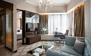 香港香港观塘帝盛酒店的一间带蓝色沙发的客厅和一间卧室