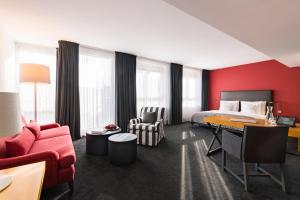 汉堡汉堡麦迪逊酒店的酒店客房,设有床铺和红色的墙壁