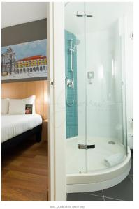 里斯本里斯本纳索艾许公园宜必思酒店的一间带玻璃淋浴间和床的浴室