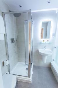 伦敦奥利弗广场酒店的带淋浴、卫生间和盥洗盆的浴室